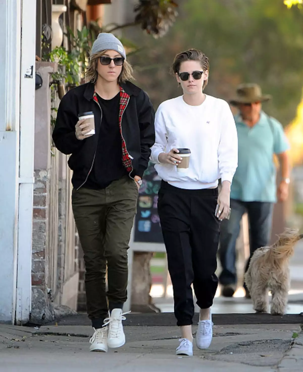 Después de despertar varios rumores de que dejó a la cantante francesa Soko por Stella Maxwell, tal parece que la actriz también volvió a ser amiga de su ex.