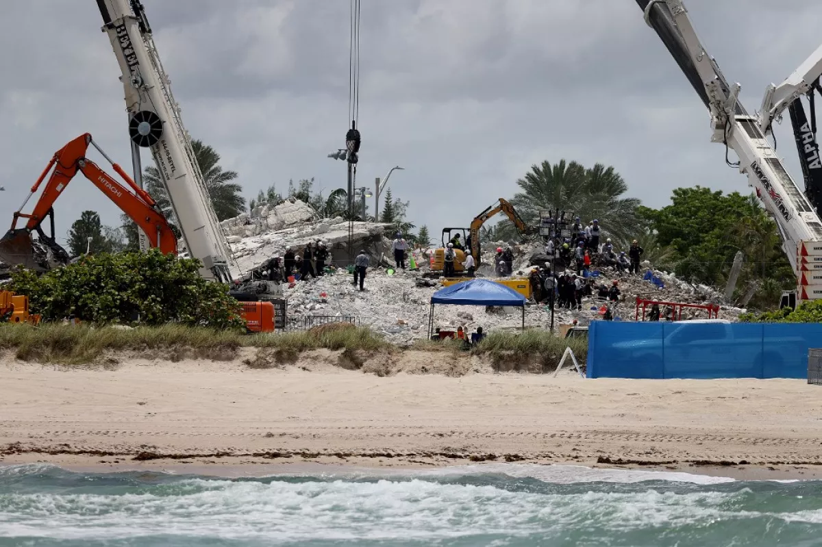 El paso Elsa por Florida se produce menos de dos semanas después de la tragedia de Surfside, una localidad a unos 20 km del centro de Miami donde un bloque residencial de 12 pisos colapsó parcialmente la madrugada del 24 de junio por causas que aún se investigan.