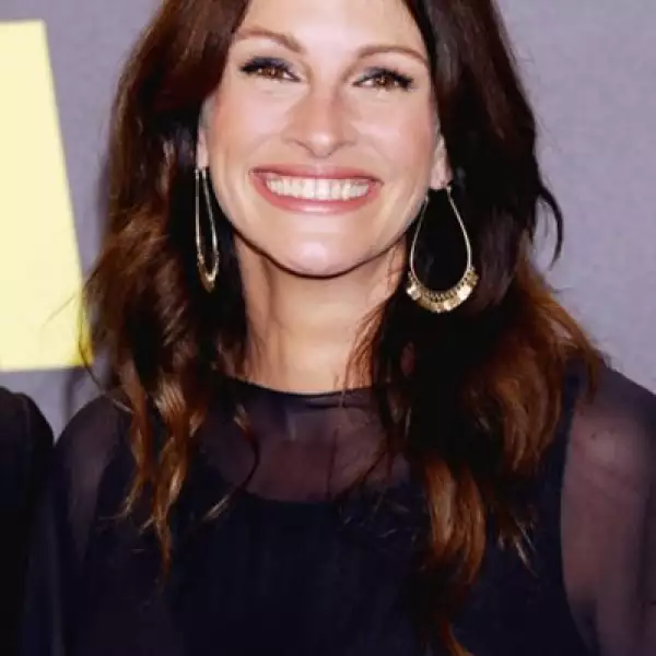 Juia Roberts es fan de los zapatos Toms, que además de estar hechos con materiales que no dañan al medio ambiente, aseguran que por cada par de zapatos comprados, se regala uno a un niño necesitado.