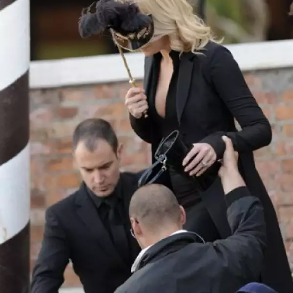 Aquí Charlize Theron al momento de subirse al yate que la transportaría a la fiesta.