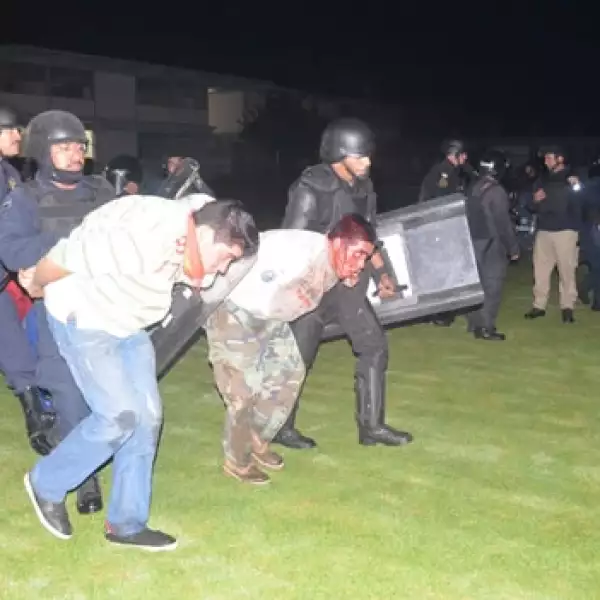 Enfrentamientos entre normalistas y policías federales