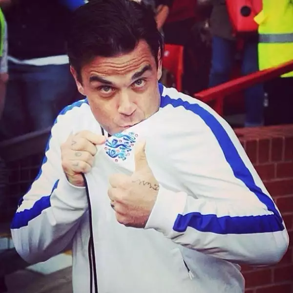 Robbie Williams compartió su pasión por este deporte con esta foto. `Buena suerte chicos de Inglaterra? volvamos a ganar un poco del orgullo nacional´, escribió antes de que su equipo fuera eliminado por Costa Rica.