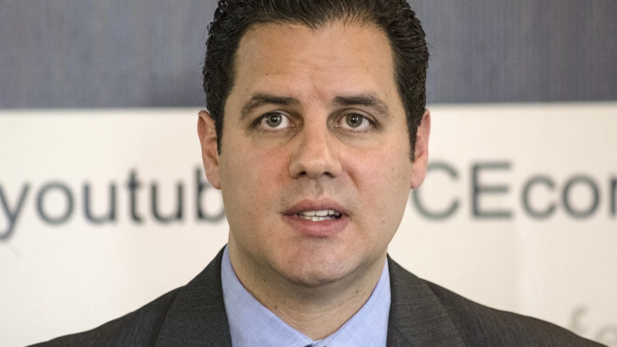 Carlos Mena.