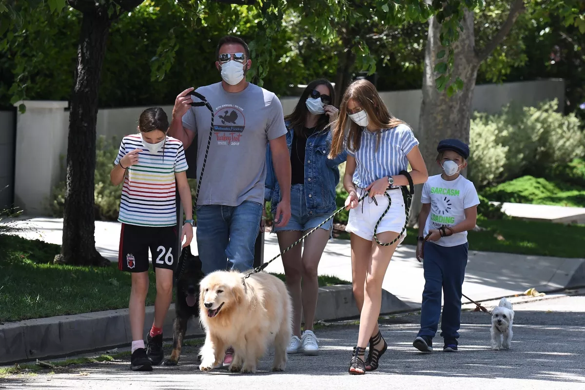 Ben Affleck y Ana de Armas junto a Violet, Seraphina y Samuel.