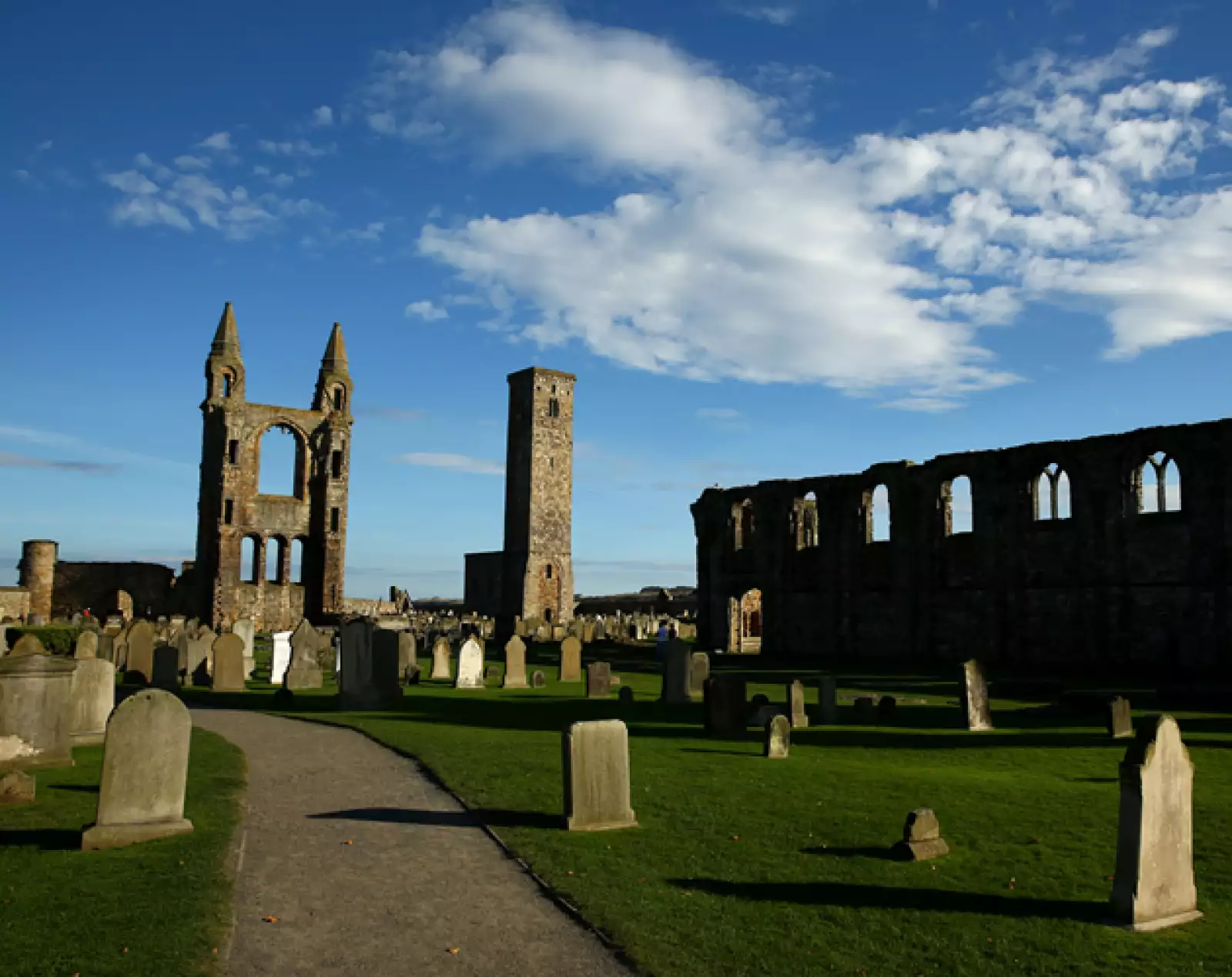 Construida en el año 1144, hoy quedan algunas ruinas de este impactante lugar donde se mezclan restos de la catedral, el cementerio, un memorial de guerra y la torre de St. Rules. En el museo se pu...