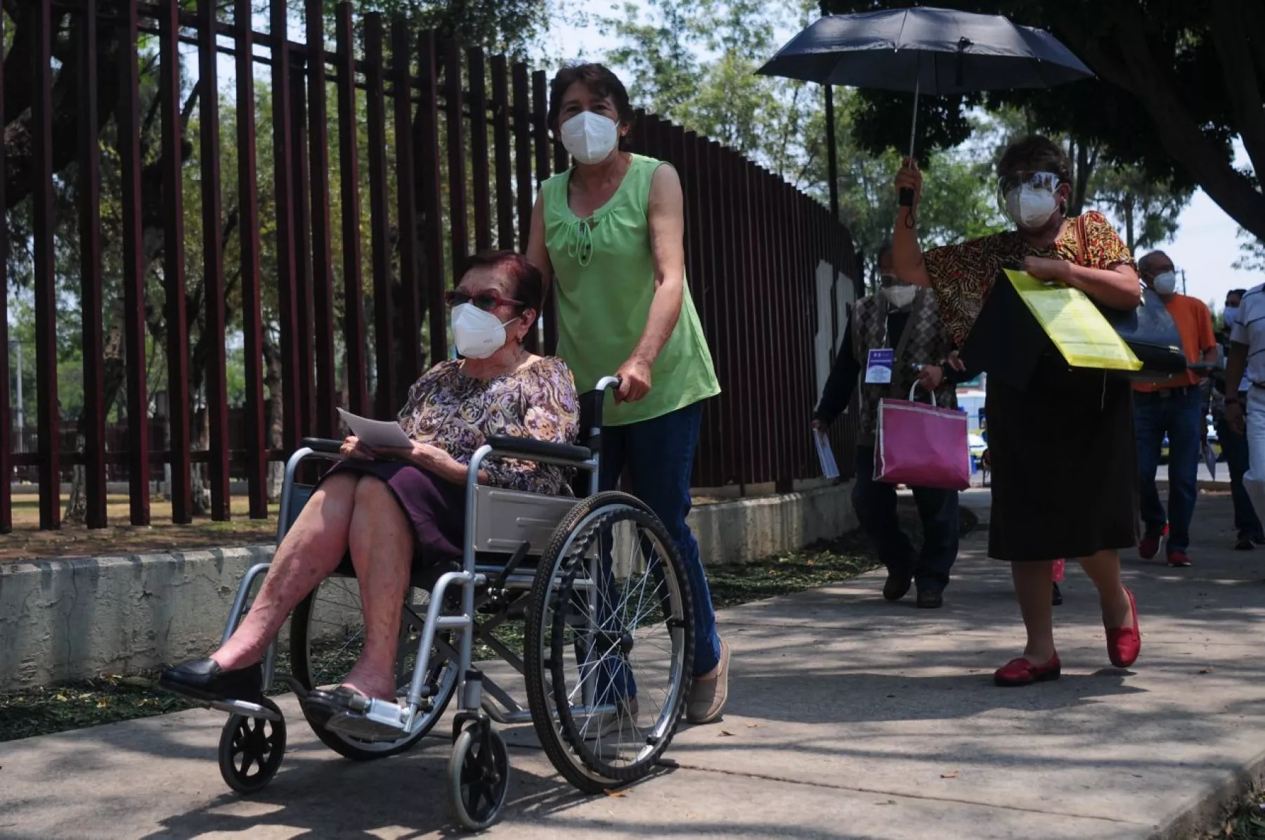 Adultos mayores asisten a Zacatenco, en la GAM, para aplicarse la vacuna contra el Covid-19.