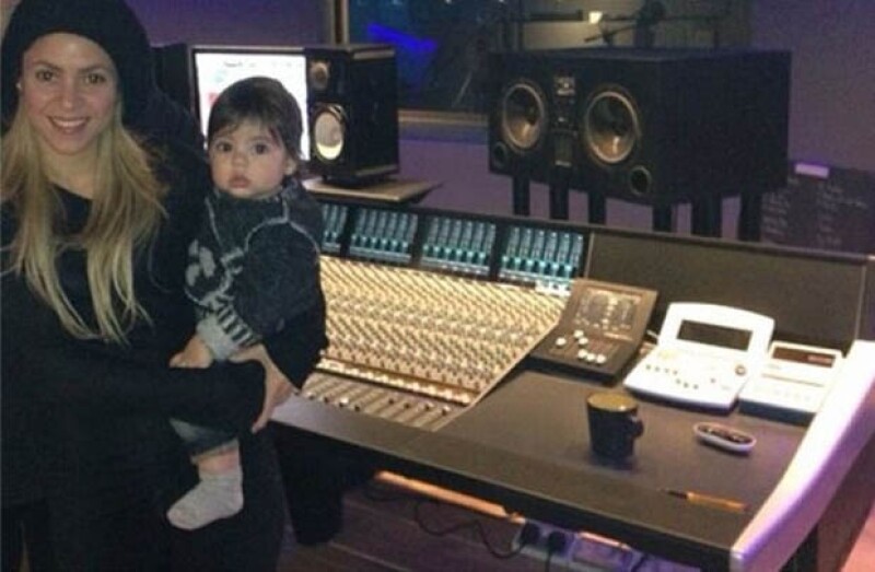La cantante no se separa de su hijo aún mientras está en el estudio de grabación.