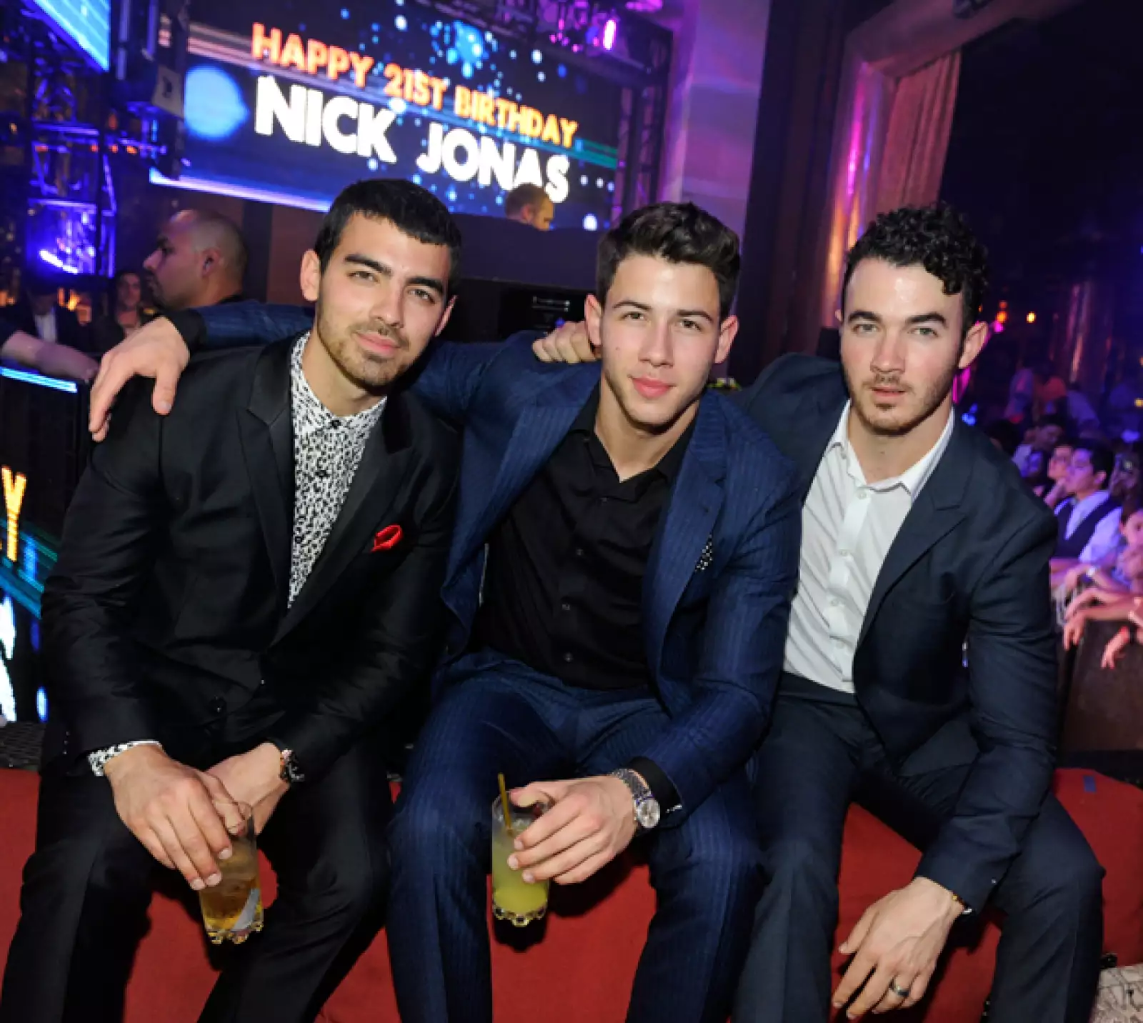 Los Jonas Brothers son el sueño de miles, pero tenemos la sospecha de que el fanatismo por esta banda se da sólo por Joe y Nick.
