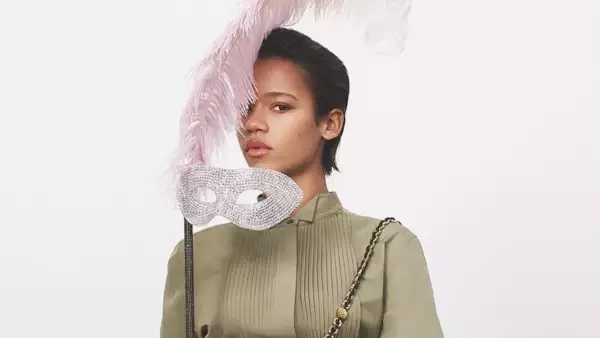 Taylor Russell continúa su ascenso como icono de moda en la campaña de Loewe