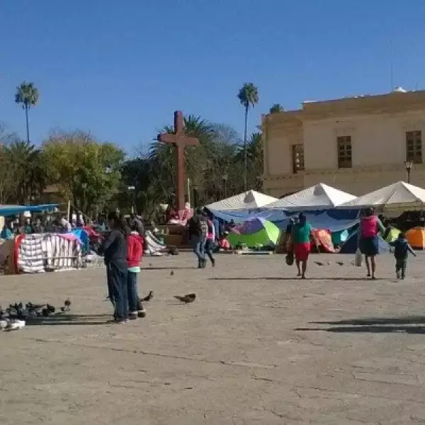 Grupos indígenas y organizaciones campesinas colocaron este domingo casas de campaña en la cabecera municipal de San Cristóbal de las Casas, Chiapas.