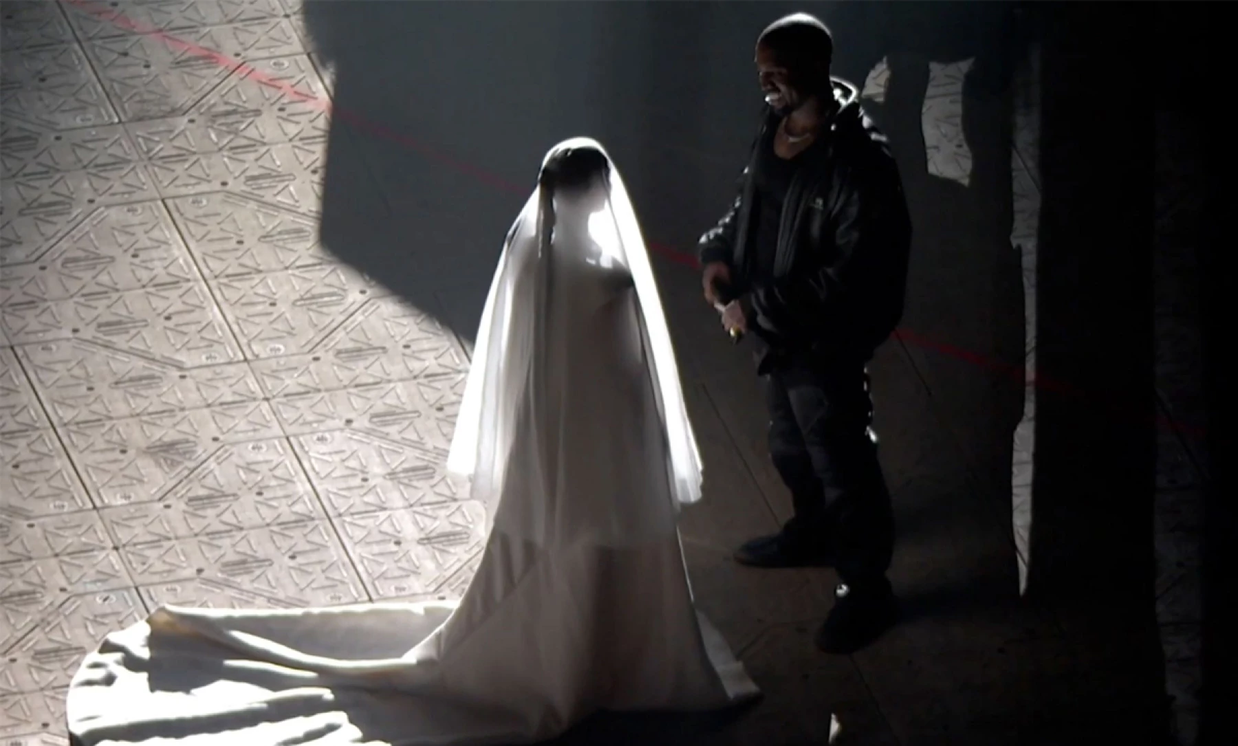 Kim Kardashian da señales de una posible reconciliación con Kanye West Kim Kardashian se vuelve a casar con Kanye en un vestido Balenciaga Couture
