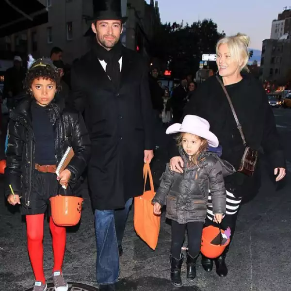Hugh Jackman con su esposa Deborah Lee Furness y sus hijos Oscar y Ava salieron disfrazados a pedir dulces en Nueva York.