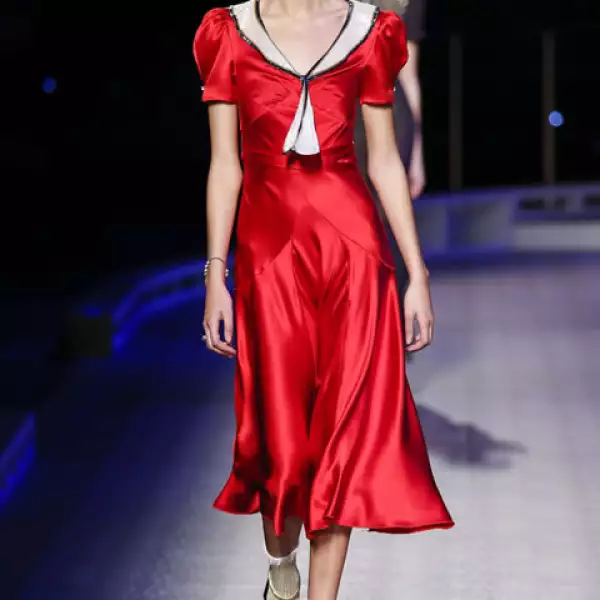 Vestido de charmeuse.