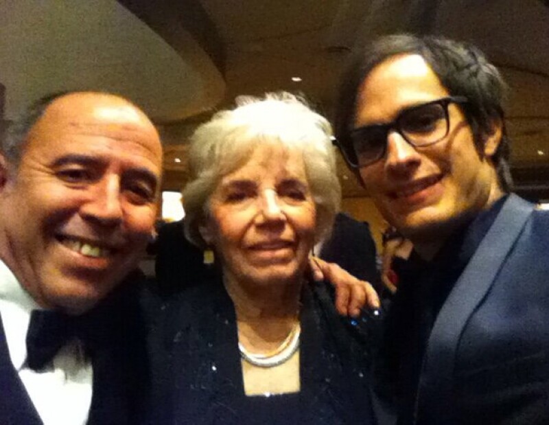 Gael García publicó esta imagen con José Antonio García, nominado al Oscar por mejor sonido, y la tituló: `Con el Tiburón y su mamá también´.