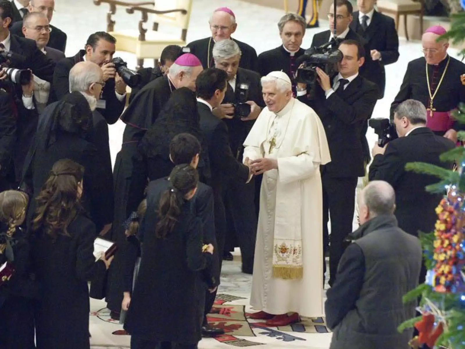 El Papa bendijo con sus manos a la pareja.