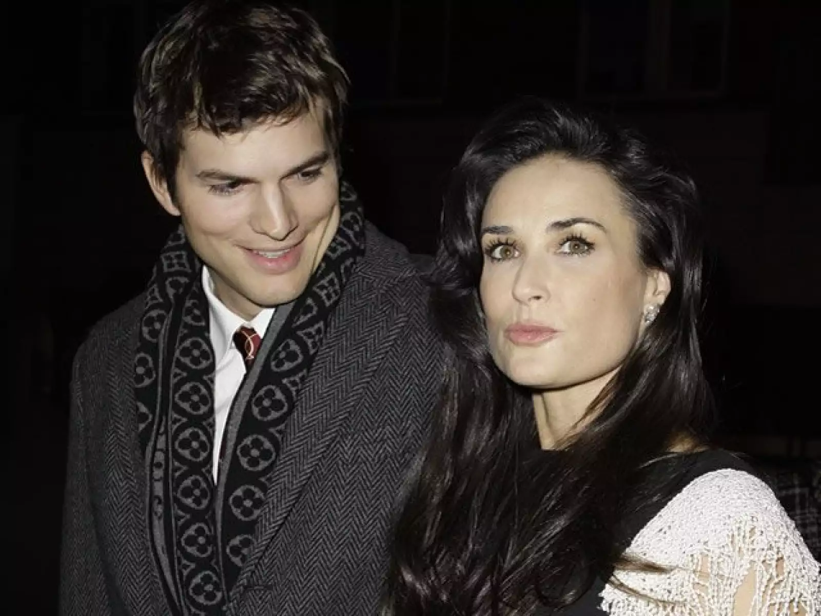 Ashton Kutcher y Demi Moore dicen haberse enamorado a primera vista, él aún ve a su esposa con ojos de borreguito. Ambos lucieron guapísimos durante la premier de la película “Flawless”.