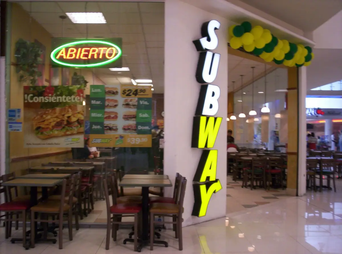joven golpeado en Subway es dado de alta