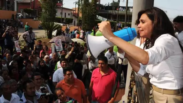 Blanca Alcalá ‘tomó' el zócalo del municipio de Xiutetelco por la negativa de espacios públicos para realizar mítines.