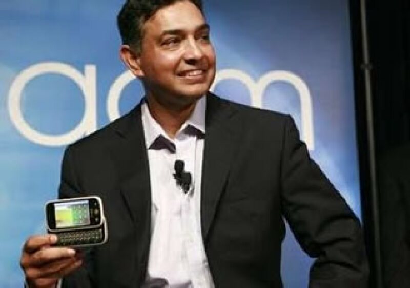 Shanjay Sha, copresidente ejecutivo de Motorola, muestra el Cliq, uno de los móviles que la firma lanzará. (Foto: Reuters)