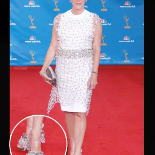 La esposa de Tom Hanks, Rita Wilson, fue de las que más llamaron la atención en la alfombra roja y no precisamente por su buen gusto, sólo basta ver el modelo de zapatos y ni que decir del vestido que estaba a juego con los mismos.