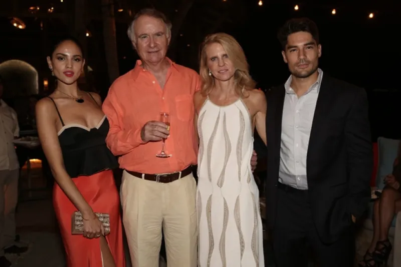 La gala de la película “Mommy” recibió a las guapas celebs mexicanas; Eiza acompañada de su novio y la actriz presumiendo reveladora pancita de embarazo.