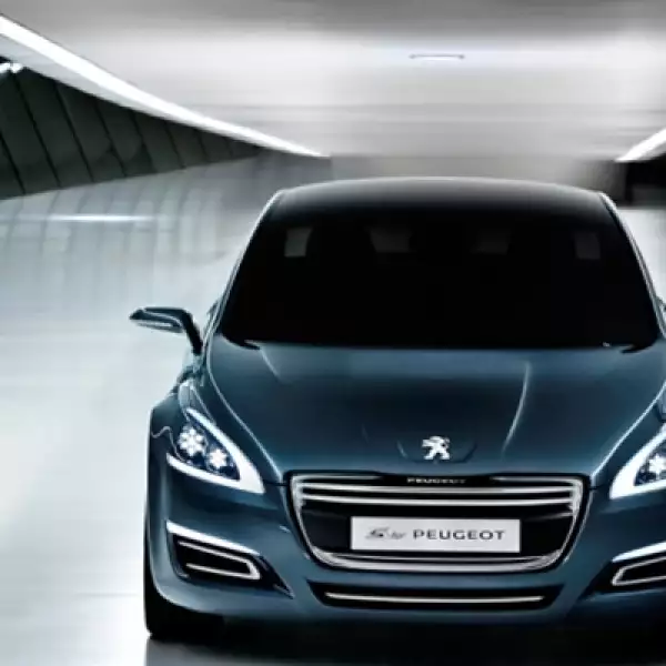 El Concept 5 de Peugeot confirm la estrategia medioambiental de Peugeot, combinando un motor de 163 caballos de potencia y en su parte trasera un eléctrico de 37 HP.