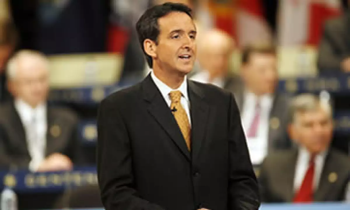 Tim Pawlenty dijo que Obama debe hablar específicamente y en público sobre dónde recortaría programas de ayuda social para reducir la deuda. (Foto: AP)