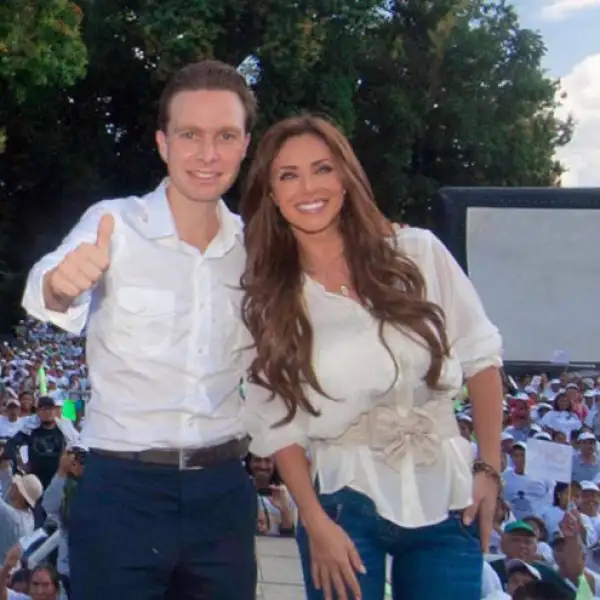 Anahí y Manuel Velasco se conocieron hace ya un año. En múltiples ocasiones Anahí expresó su apoyo a la campaña del gobernador electo de Chiapas.