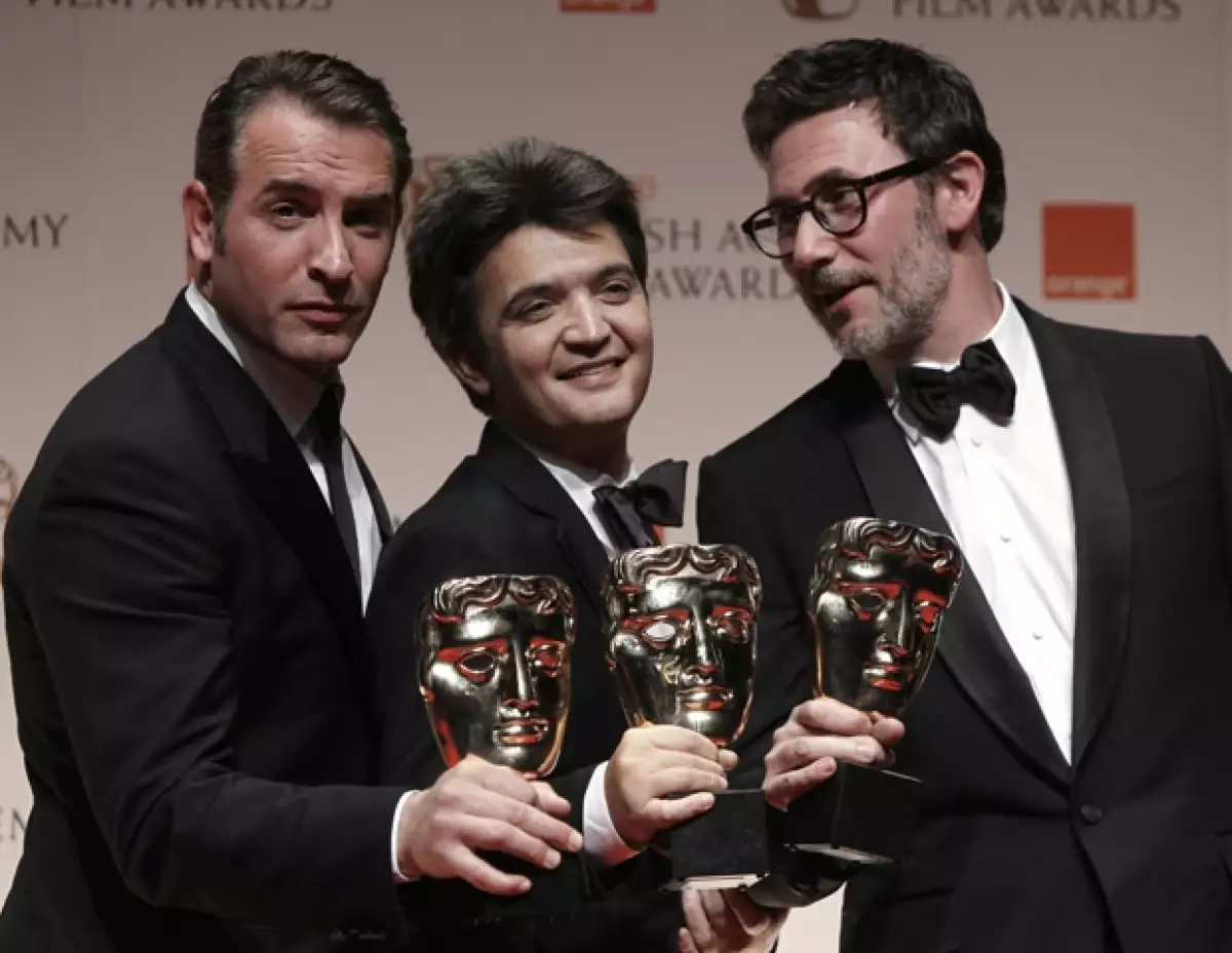 Jean Dujardin, el productor Thomas Langmann y el director Michel Hazanavicius, felices con sus respectivos galardones.