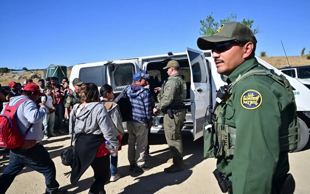 Agentes de Aduanas y Patrulla Fronteriza suben a migrantes a un vehículo después de que grupos de migrantes ingresaron a Estados Unidos desde México en Jacumba Hot Springs, California, el 5 de junio de 2024.