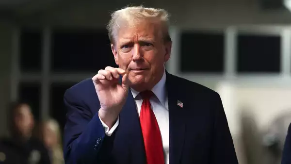 El expresidente estadounidense Donald Trump habla con los medios al salir del Tribunal Penal de Manhattan el 23 de abril de 2024 en la ciudad de Nueva York. El expresidente estadounidense Donald Trump enfrenta 34 cargos por delitos graves de falsificación de registros comerciales en el primero de sus casos penales que llega a juicio.