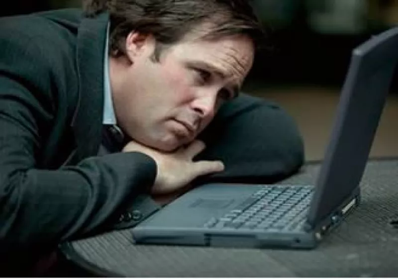 Los trabajadores desahogan su estrés laboral chateando o visitando páginas o redes sociales en Internet. (Foto: Jupiter Images)