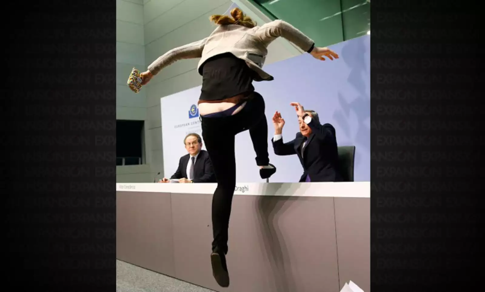 Una mujer vestida de negro saltó sobre la mesa desde donde el jefe del Banco Central Europeo, Mario Draghi, daba una conferencia de prensa.