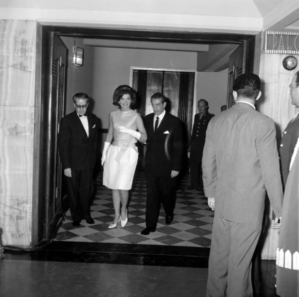 Jacky Kennedy del brazo de Adolfo López Mateos en 1962 durante su visita con John F. Kennedy.