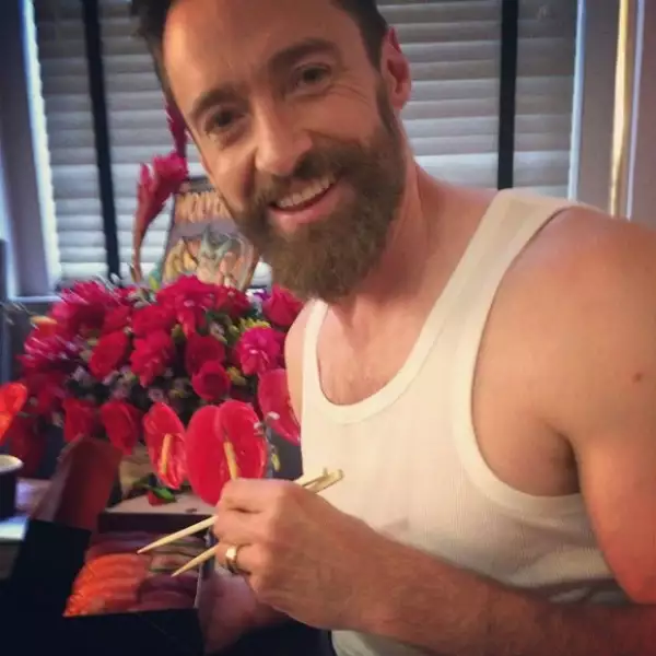 Para los observadores, al fondo de la imagen hay un cómic de Wolverine.