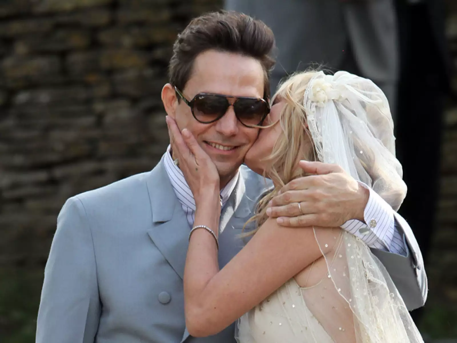 Primero un beso en la mejilla.