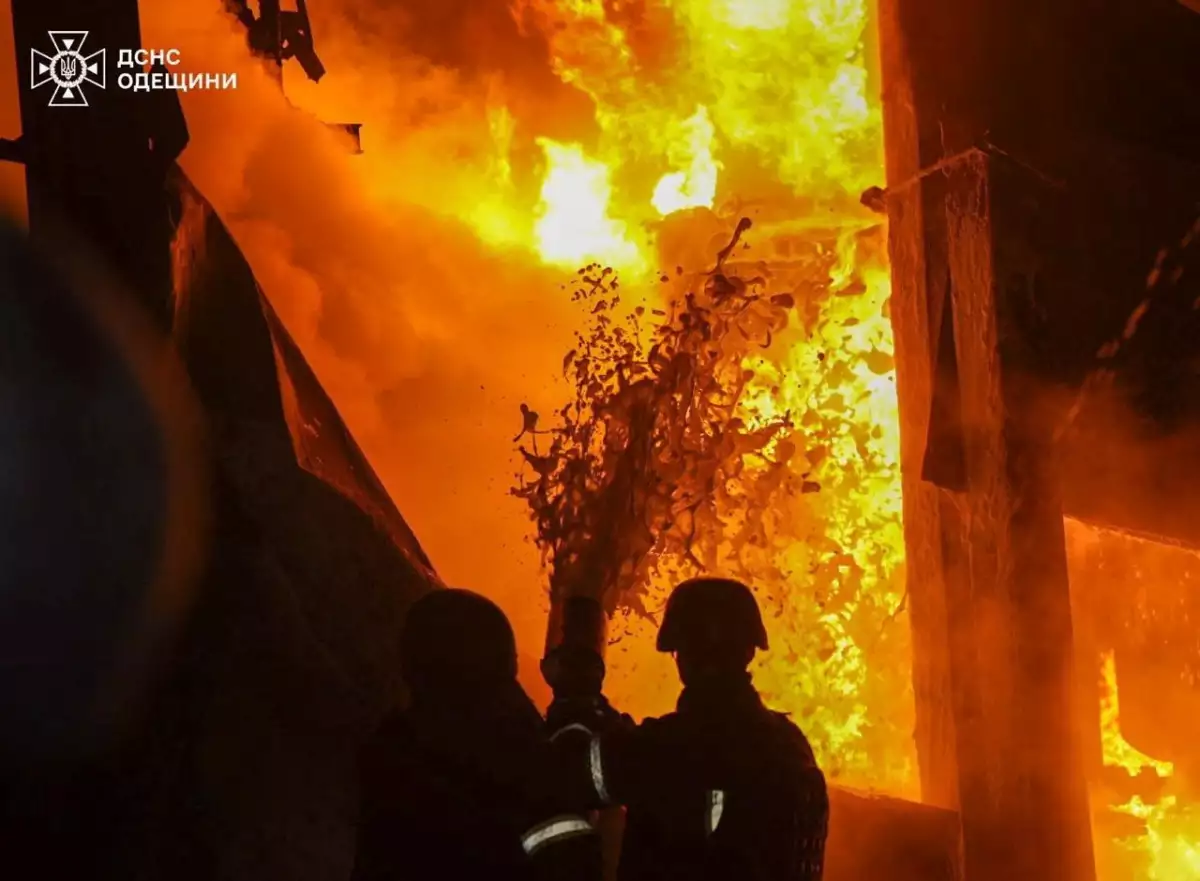 Los bomberos trabajan para controlar un incendio en un lugar dado como Odesa, Ucrania, después de que un ataque con drones ruso dañara la infraestructura energética en el puerto ucraniano de Odesa, el Mar Negro, desencadenando cortes de energía en la ciudad y eliminando los sistemas de calefacción, según funcionarios locales, en esta imagen publicada el 4 de marzo de 2025.