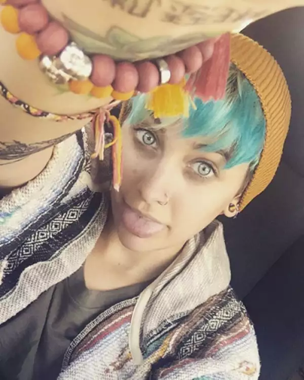 Paris se pintó el pelo azul para combinar con el vestido de su date.