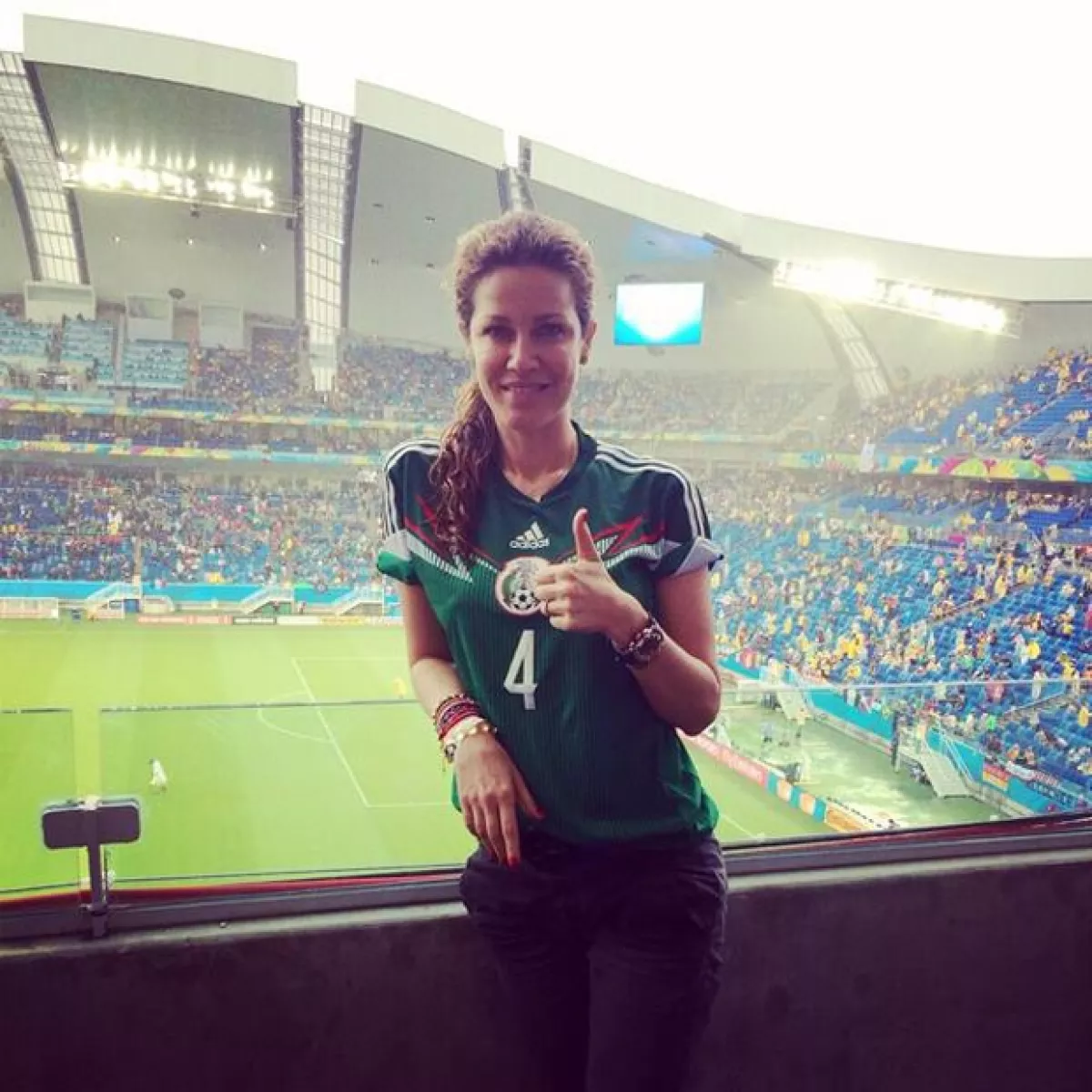Jaydy Michel reportando desde el mismísimo estadio.