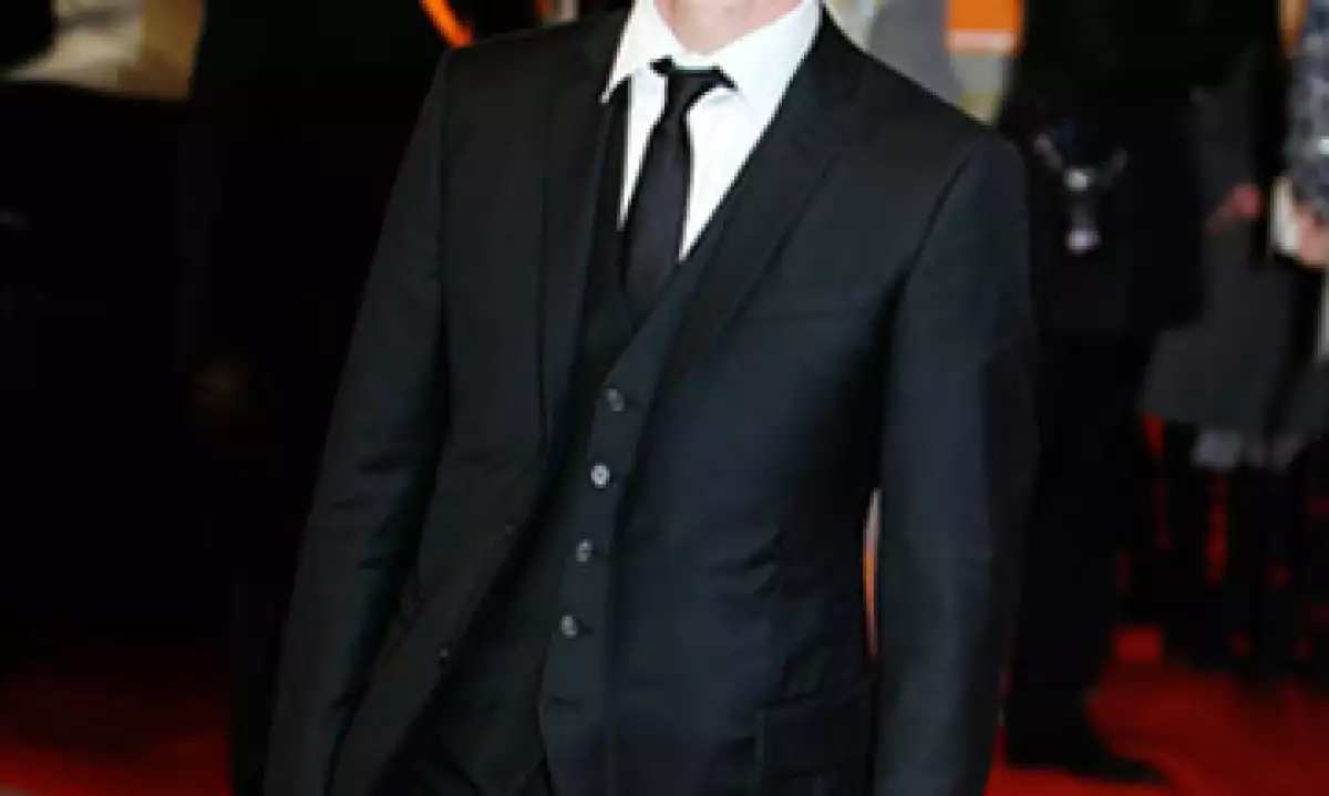 Un ejemplo claro de que lo formal no quita lo divertido, lo da el actor Michael Fassbender, quien aporta detalles y líneas frescas al tradicional atuendo. (Foto: AP)