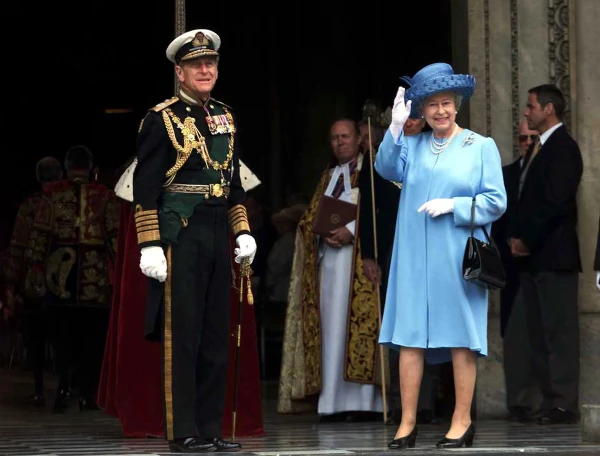 Queen Elizabeth Ii Golden Jubilee Celebrations June 2002..golden Jubilee :queen's Procession Arrive At St Paul's Cathedral.britain's Queen Elizabeth Ii Tuesday June 4 2002 At St Paul's Cathedral For A Service Of Thanksgiving To Celebrate To Her G