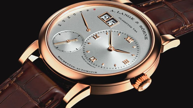La revista Life & Style estuvo presente en el evento más importante de relojería fina, ahí, la marca alemana A. Lange & Söhne mostró el primer reloj automático de la línea Lange 1, el gran fechador Daymatic, con indicador retrógrado de día de la semana.
