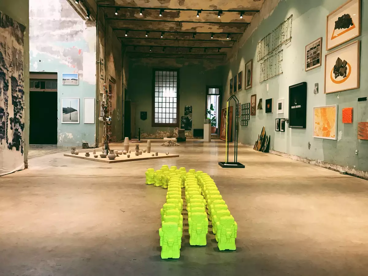 Foto de una sala de exhibición de la feria de arte SALÓN ACME.