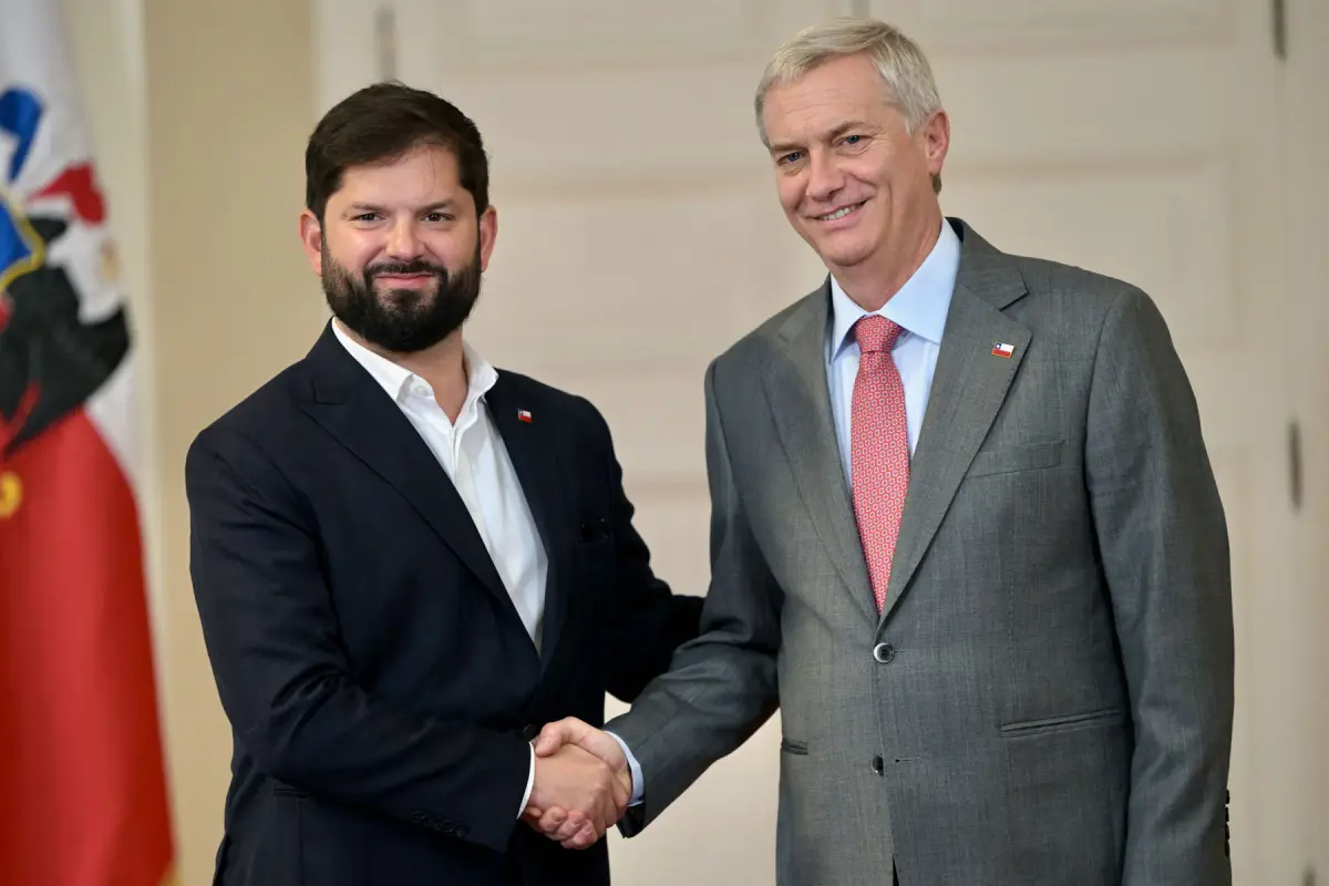 El presidente de Chile, Gabriel Boric (ir), estrecha la mano del presidente electo de Chile, José Antonio Kast, en el palacio presidencial de La Moneda en Santiago, el 15 de diciembre de 2025, el día después de la segunda secución de las elecciones presidenciales. Chile eligió a su presidente de más derechista en 35 años de democracia el domingo, con el archiconservador José Antonio Kast logrando una contundente victoria sobre su rival de izquierda.