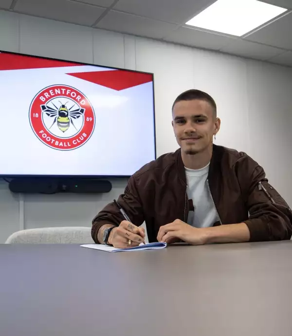 Romeo Beckham firma contrato por un año con el Brentford FC