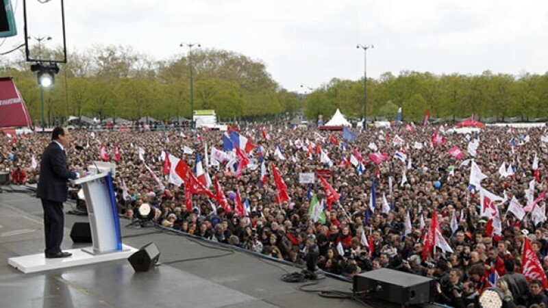 El opositor Francois Hollande atiende a sus seguidores