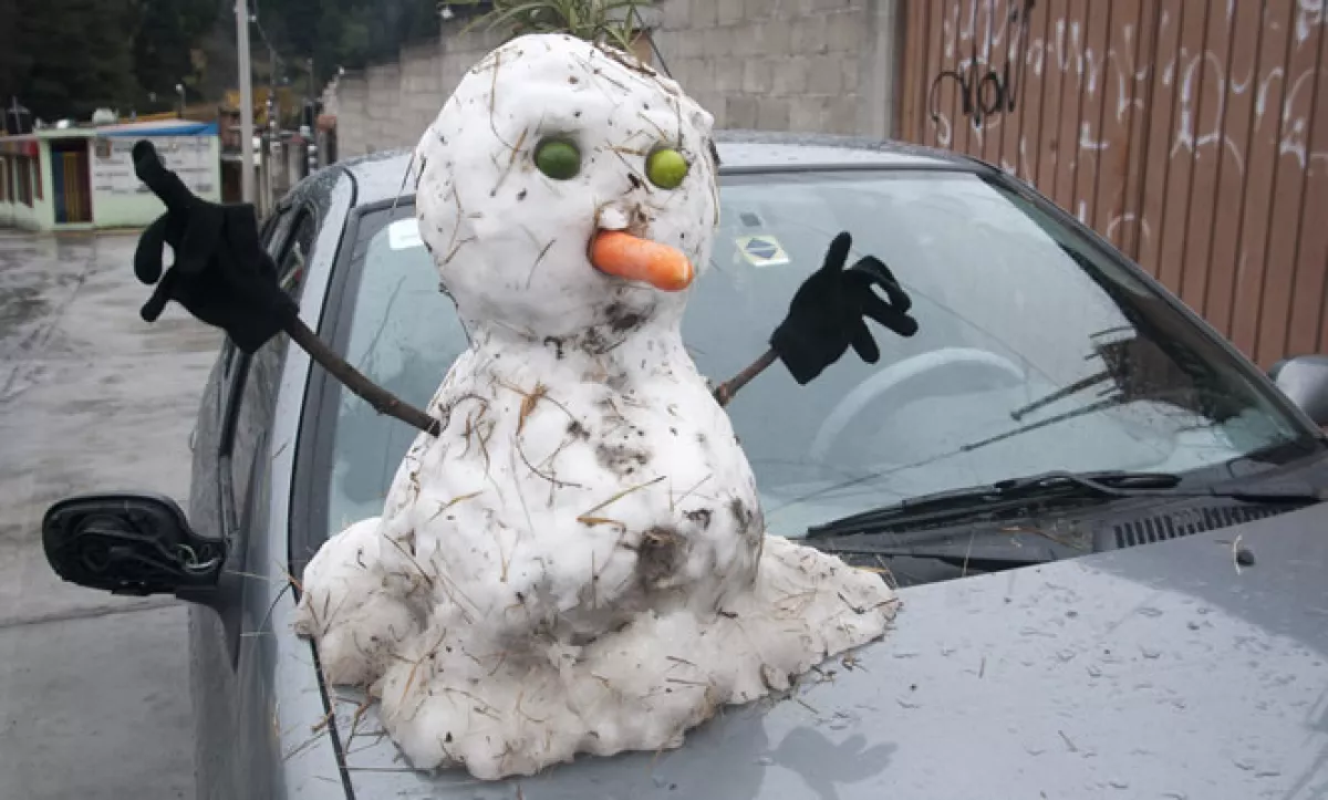 En la vía pública, algunas personas construyeron muñecos de nieve.