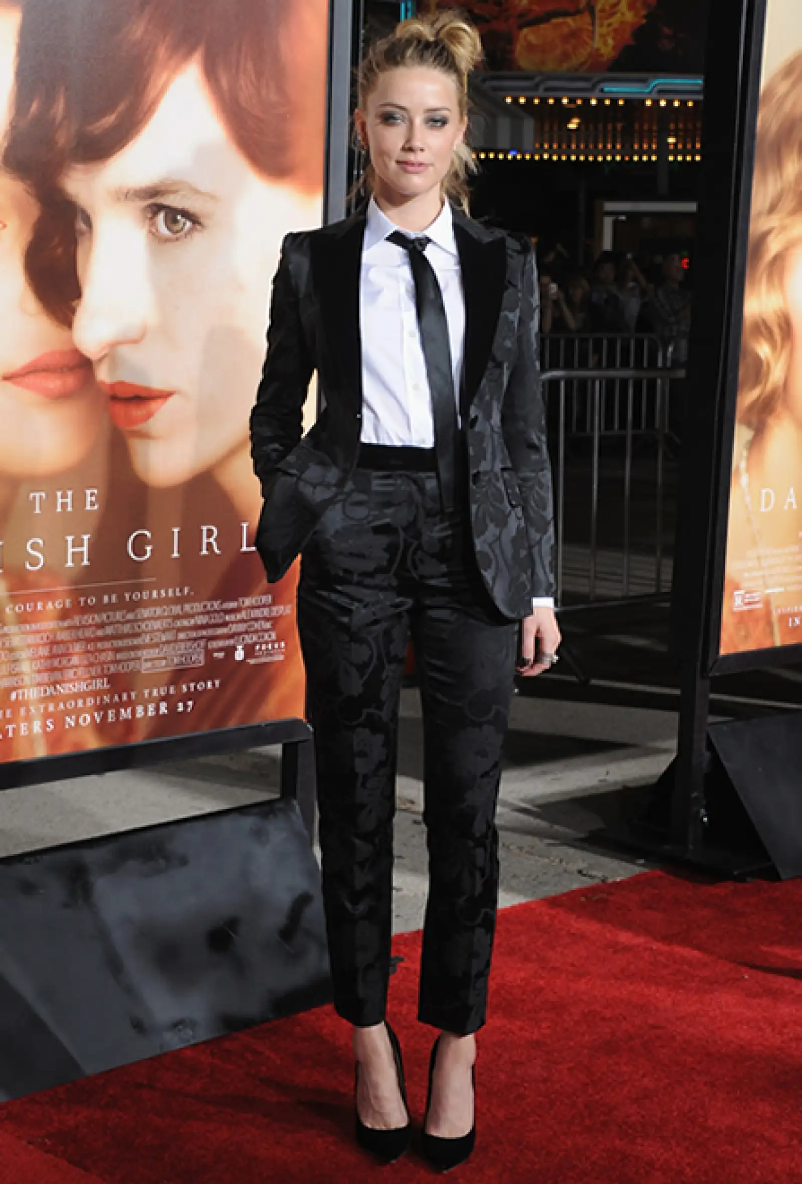 Le decimos sí al traje sastre de la actriz y esposa de Johnny Depp. Llegó a la premiere de The Danish Girl en LA con un total look de Dolce & Gabbana, el cual complementó con pumps negros, smokey eyes en tonos metálicos y un messy bun.