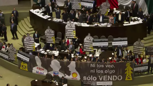 Los legisladores del PRD colocaron una tribuna con la frase ‘Ni los veo ni los oigo’, atribuida al expresidente Carlos Salinas, y las siluetas en alusión a empresas extranjeras de energía.