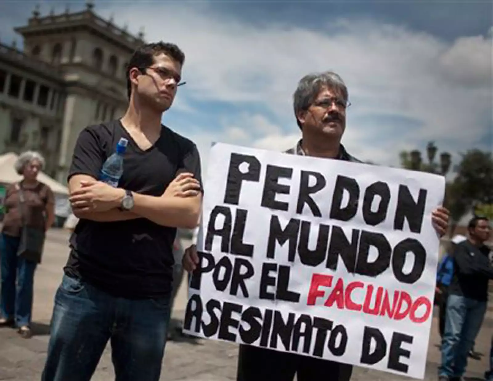 En 1976 se exilió en medio de la dictadura militar que gobernó Argentina hasta 1983, y siguió con su carrera musical en México.